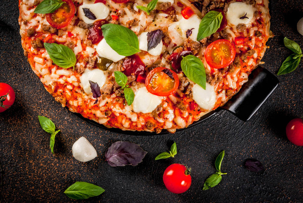 食材を使ったイタリアのピザ - 写真・画像