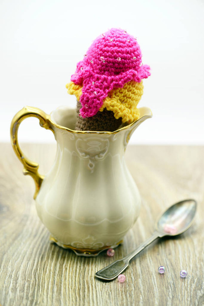 cone de sorvete de crochê de lã em uma caixa de açúcar antigo
. - Foto, Imagem