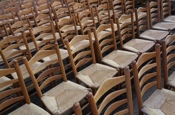 chaises en bois avec siège en paille avant le spectacle
 - Photo, image