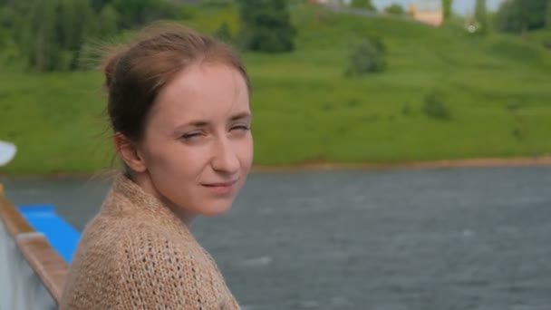 クルーズ船のデッキの上に立って、川や風景を見て若い女性 - 映像、動画