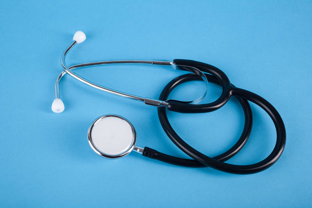 Stethoskop (Phonendoskop) isoliert auf blauem Hintergrund, medizinisch - Foto, Bild