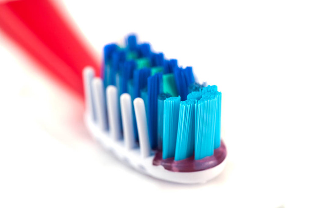 tandenborstel geïsoleerd op een witte achtergrond, close-up - Foto, afbeelding