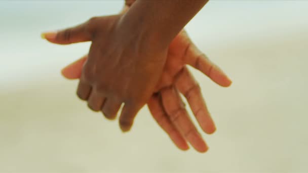 Close up van uiteenlopende vrouwelijke handen met op strand - Video