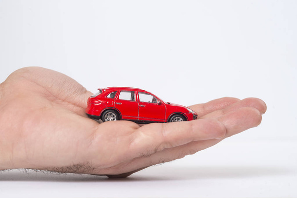 Biztosítás autó (személygépkocsi) és az ütközés kárt a biztosítéknyújtás alóli mentességre vonatkozó fogalmak. Üzletember, a védő gesztus - Fotó, kép