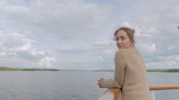 Jovem mulher de pé no convés do navio de cruzeiro e olhando para o rio e paisagem
 - Filmagem, Vídeo