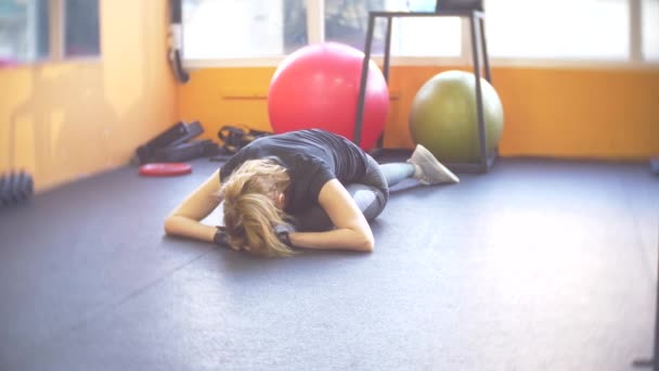 Frau trainiert im Fitnessstudio. 4k, Hintergrund verschwommen - Filmmaterial, Video