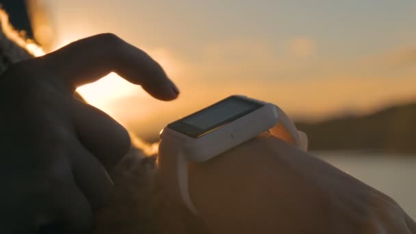 segítségével hordható intelligens watch nő - Felvétel, videó