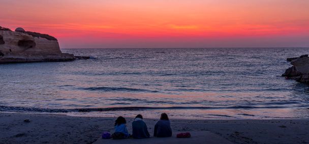 Drie vrienden kijken naar de zonsopgang - Foto, afbeelding