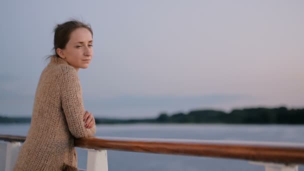 Kobieta, podziwiając krajobraz z pokładu statku wycieczkowego po zachodzie słońca - Materiał filmowy, wideo
