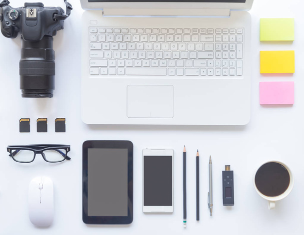 Escritorio blanco con laptop, smartphone y otros suministros ingenio
 - Foto, imagen