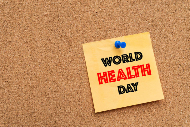 Dünya Sağlık günü mesajı sarı not defterinde. - Fotoğraf, Görsel