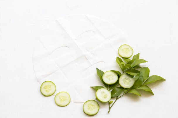 doğal sac maskesi salatalığın üzerinde arka plan beyaz dan yüz cilt parlatma için sağlık - Fotoğraf, Görsel