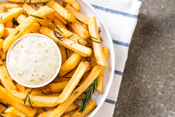french fries with sauce - Foto, Bild