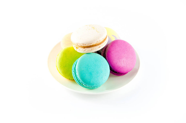 Beyaz bir arka plan üzerinde izole bademli kurabiye. Renkli ve lezzetli macaroons, lezzetli çöl.  - Fotoğraf, Görsel