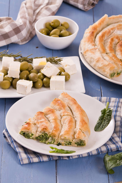 Pastel griego de espinacas con queso feta
.  - Foto, Imagen