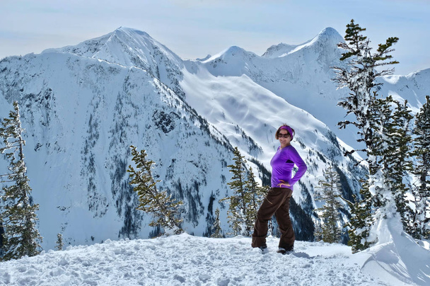 Ανώτερος γυναίκα snowshoeing στα βουνά κοντά στο Βανκούβερ Διεθνές.  - Φωτογραφία, εικόνα