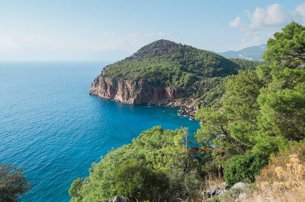 トルコのリゾート地、Chirali、トルコのビーチ近くの青緑色の水 - 写真・画像