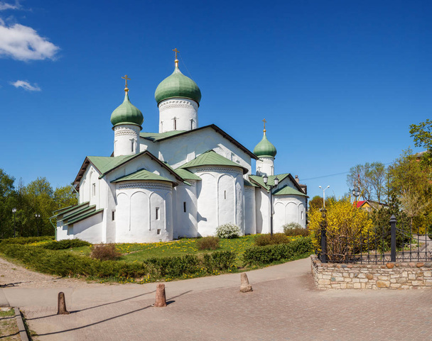Igreja da Epifania em Pskov
 - Foto, Imagem