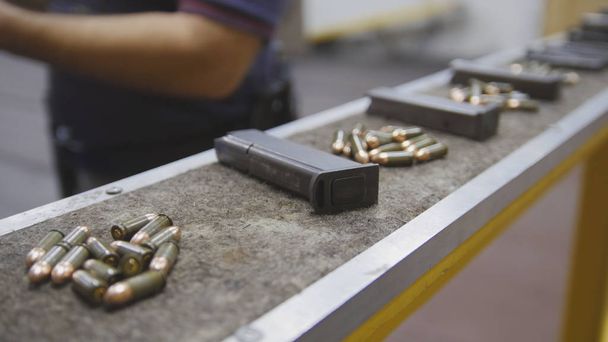 Пістолетні затискачі з кулями у знімальній галереї
 - Фото, зображення