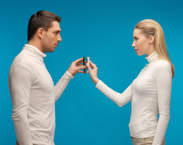 Man and woman with modern gadgets - Valokuva, kuva