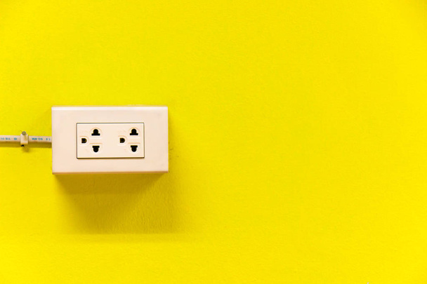 A sárga fal konnektor - Fotó, kép