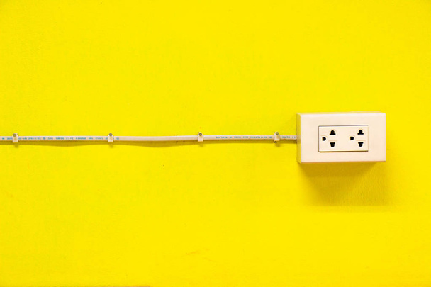 A sárga fal konnektor - Fotó, kép