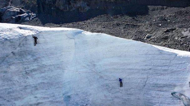 dwóch kandydatów przewodnik górski szkolenia czekan i umiejętności liny na lodowcu w szwajcarskich Alpach - Zdjęcie, obraz