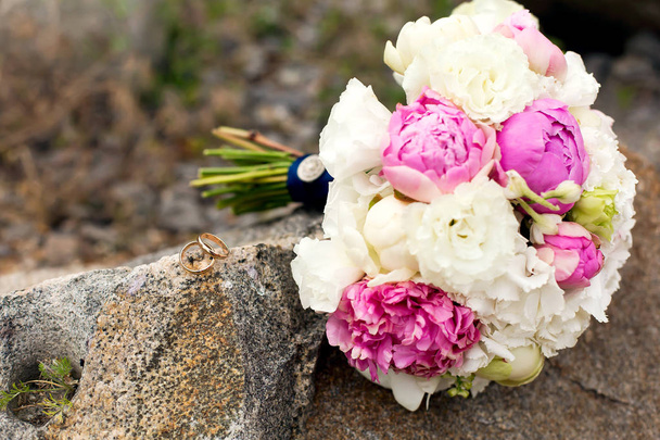 bouquet de mariage reposent sur une pierre
  - Photo, image