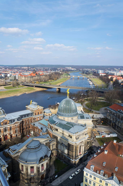 Increíble vista aérea de Dresde con el río Elba y Kunstakademie Academia de Bellas Artes en soleado día de primavera, Alemania
 - Foto, imagen