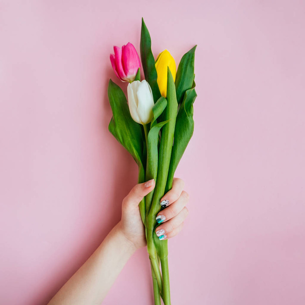 Wiosna manicure z kwiatami - Zdjęcie, obraz