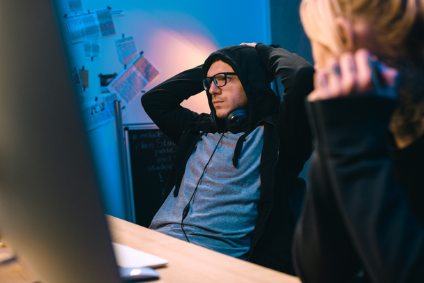 Hackerin sieht depressive Komplizin am Arbeitsplatz - Foto, Bild