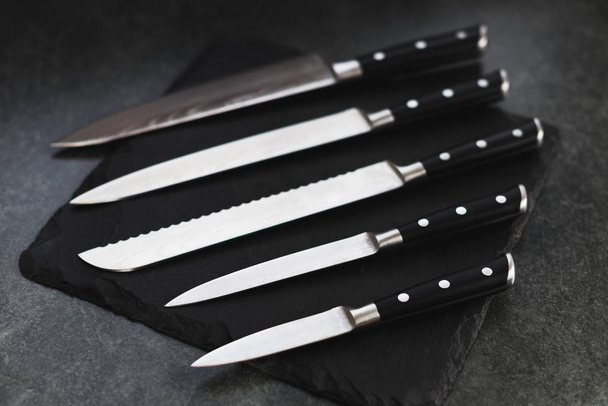 Un buen juego de cuchillos de cocina para cortar
 - Foto, imagen