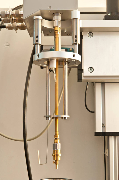 Βιομηχανική καθετήρα για να αναλύσει ημιαγωγοί. Εργαλείο ελέγχου συσκευής στο εσωτερικό ερευνητικό εργαστήριο φυσικής. - Φωτογραφία, εικόνα