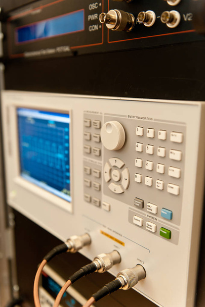 Oscyloskop elektroniczny. Pomiarowy sygnał elektryczny z elektronicznej oscyloskopu w laboratorium badawczym. - Zdjęcie, obraz