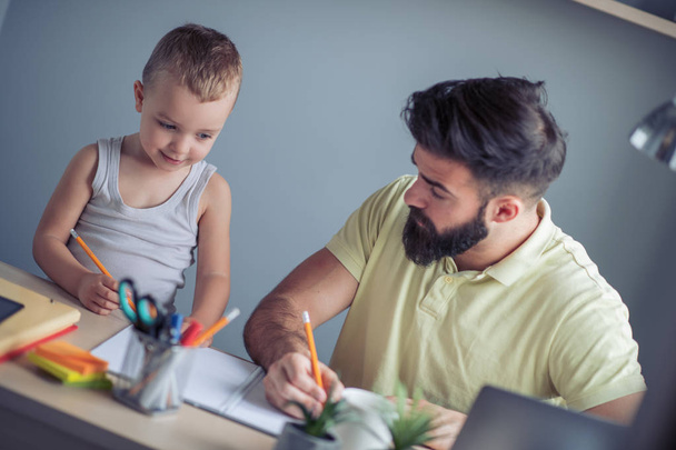 若い父親と過ごす時間、家庭での幼児の息子を教える - 写真・画像