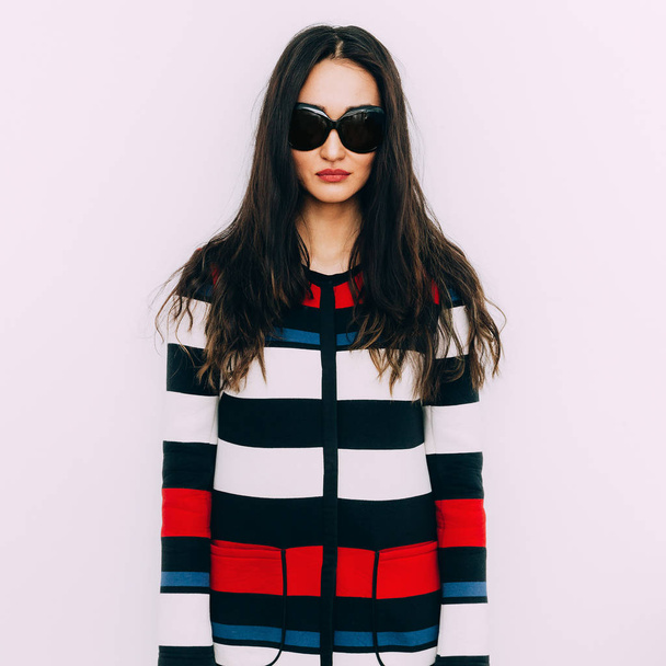 Brunette model in fashion striped coat and stylish sunglasses. S - Foto, afbeelding
