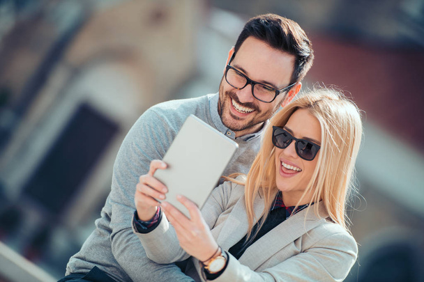 joven pareja teniendo divertido y tomando selfie al aire libre
  - Foto, imagen