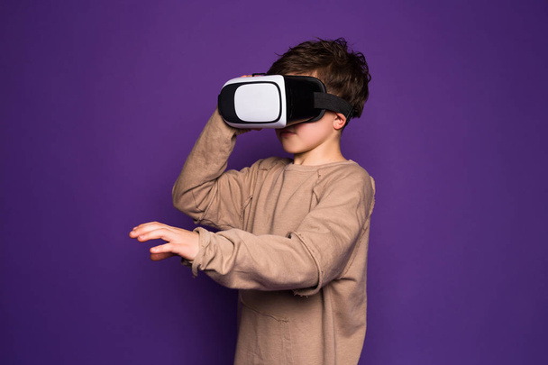Passe tempo com prazer! Menino vestindo óculos VR-fone de ouvido de realidade virtual tendo um grande tempo passar dentro de casa
. - Foto, Imagem