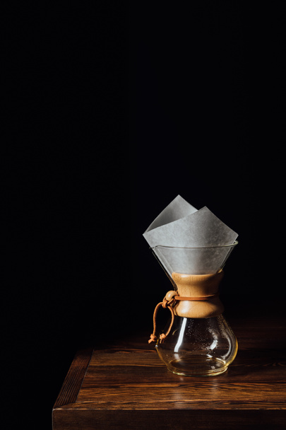 Εναλλακτική λύση καφέ σε chemex με κωνικό φίλτρο στο ξύλινο τραπέζι  - Φωτογραφία, εικόνα