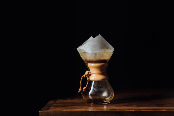 Alternativní káva v chemex přípojky s těsnícím kuželem filtru na dřevěný stůl  - Fotografie, Obrázek