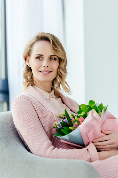 portrait of beautiful smiling woman with bouquet of flowers - Foto, imagen