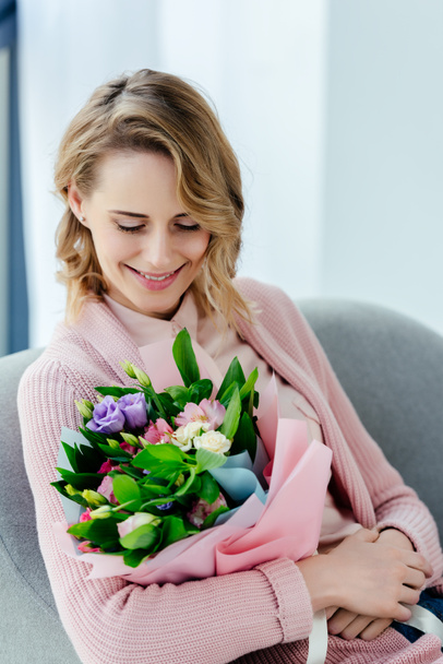 portrait of beautiful smiling woman with bouquet of flowers - Foto, Imagen