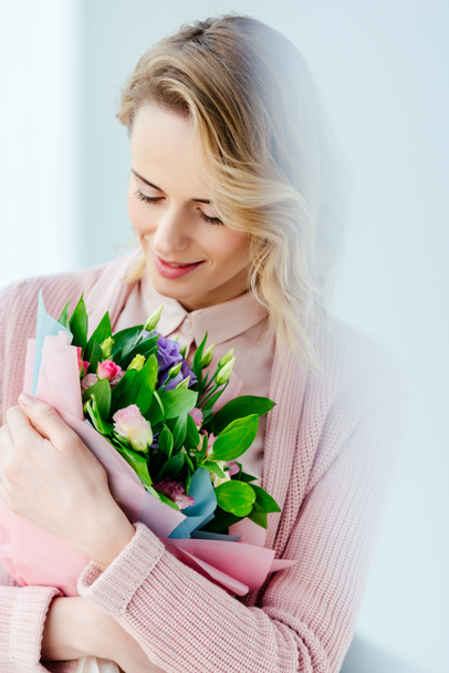 portrait of beautiful smiling woman with bouquet of flowers - Foto, immagini