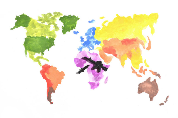 Mapa świata składa się z kolorowych farb akwarela na białym papierze z udziałem czarny zabawki pistolet i nóż. Koncepcja działań militarnych w Afryce - Zdjęcie, obraz