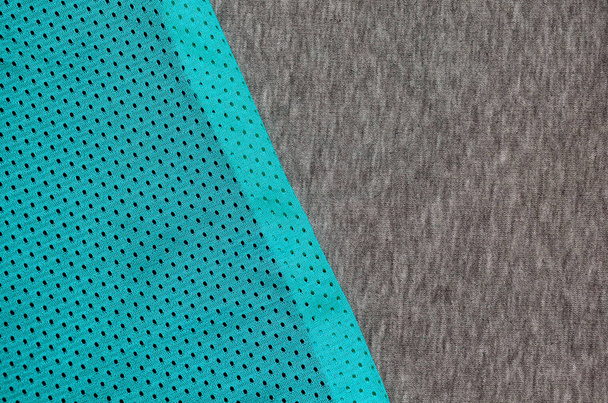 Vista superior da superfície têxtil de pano. Close-up aquecedor enrugado e textura de tecido de malha com um padrão listrado fino. Textura de tecido de vestuário esporte. Camisa de basquete colorido e capuz aquecedor
 - Foto, Imagem