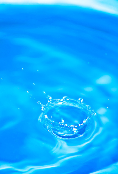 Bild eines Wassertropfens als Krone - Foto, Bild