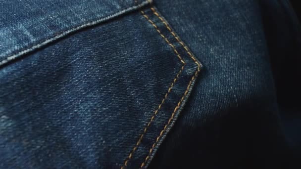 Blauw denim jeans. Gebruiken als achtergrond. Panoramisch vertraagd. - Video