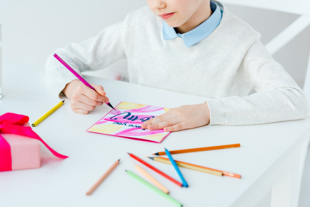 recortado tiro de niño dibujo postal de felicitación para la madre con lápices de colores en la mesa, madre día concepto de vacaciones
  - Foto, Imagen