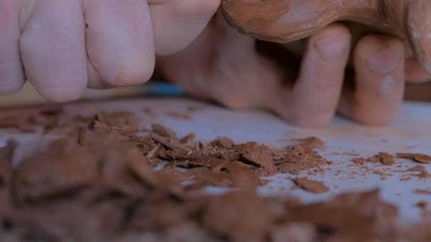 Профессиональный гончар формирования сухой глиняной банки со специальным инструментом в керамической мастерской - Кадры, видео
