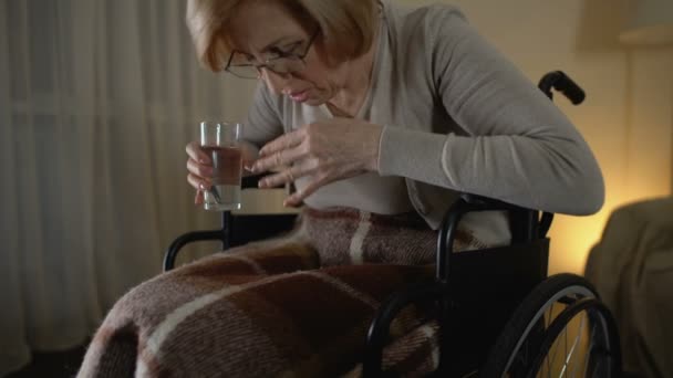 Female patient suffering alzheimers disease, trying to take medicine, desperate - Séquence, vidéo